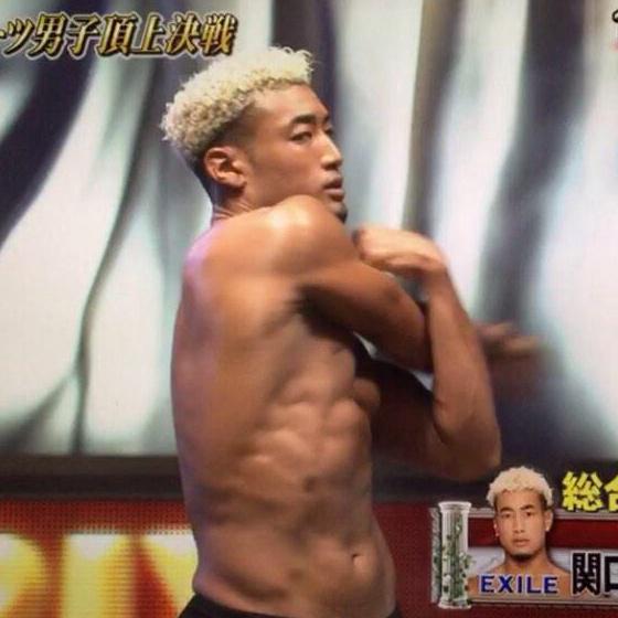 毎朝10時にジムで筋トレ