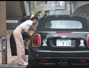 ①花村想太の車のナンバーが渡辺美優紀 ②花村想太の車の後ろに渡辺美優紀の愛犬チワワのシール