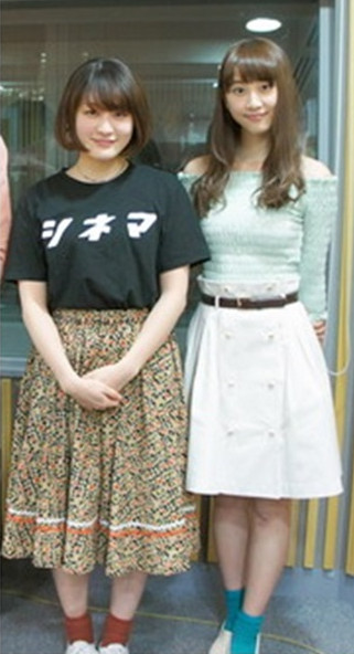 コムアイさん（左）と松井玲奈さん