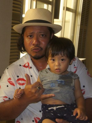 上江洌清作さんと子供のイメージ画像