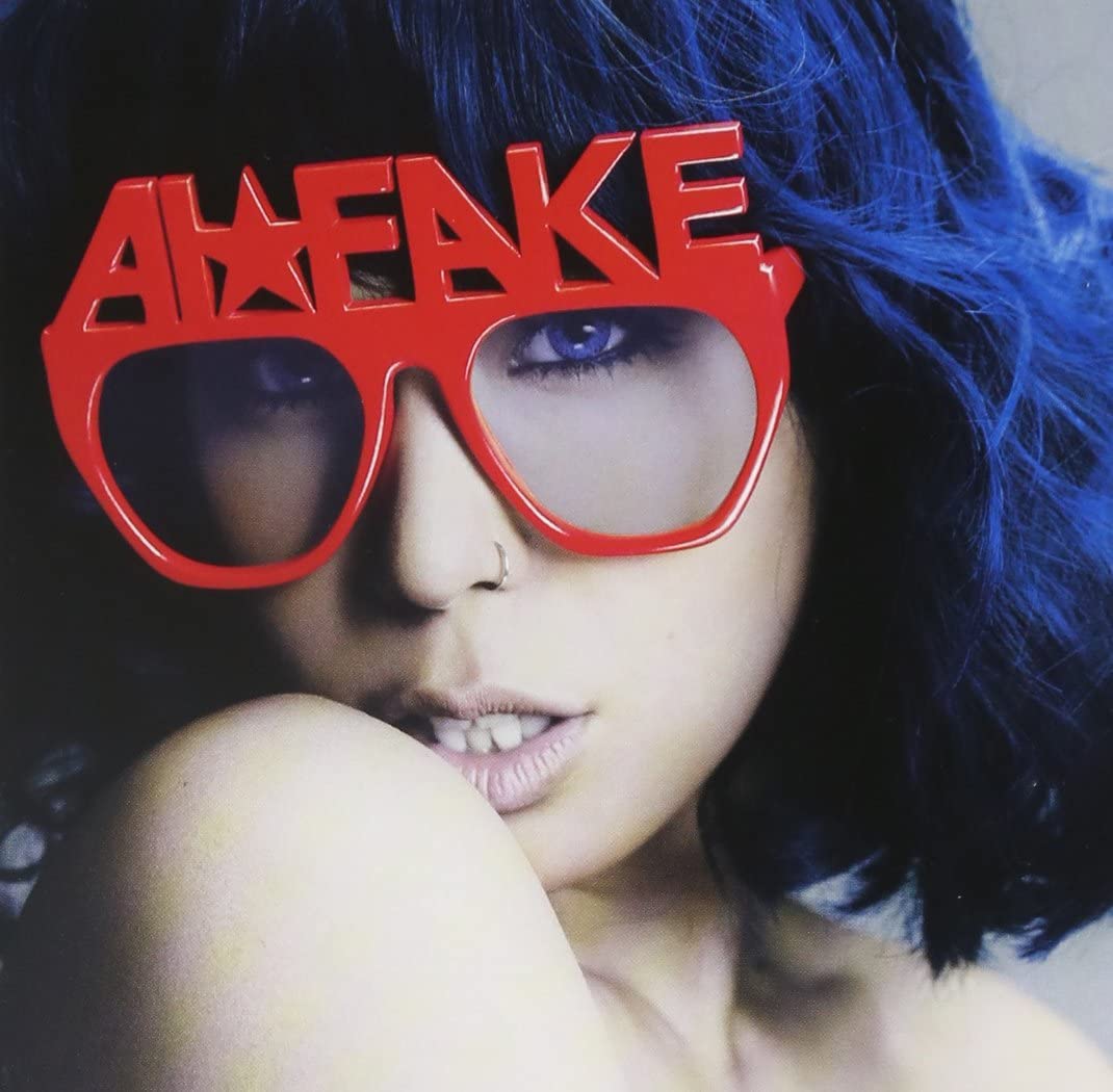 シングル曲「FAKE feat.安室奈美恵」も大人気