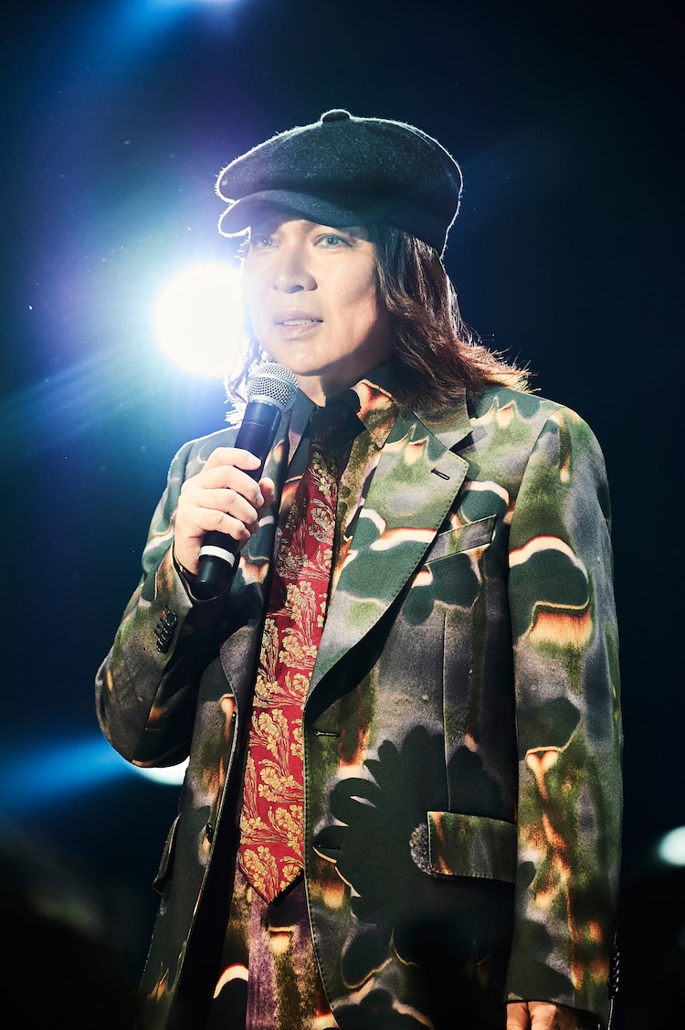 療養中、音楽祭にサプライズ出演