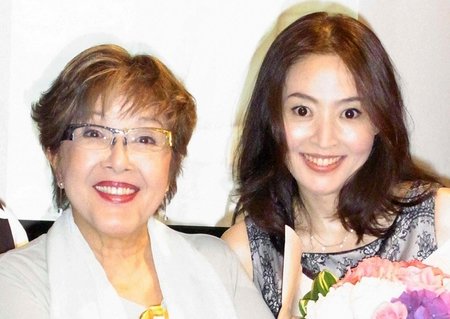 坂本スミ子さん（左）と娘の石井聖子さん