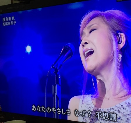 2015年のNHK紅白歌合戦で歌唱する高橋真梨子さん