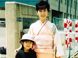 幼少期の松尾依里佳さんと母親