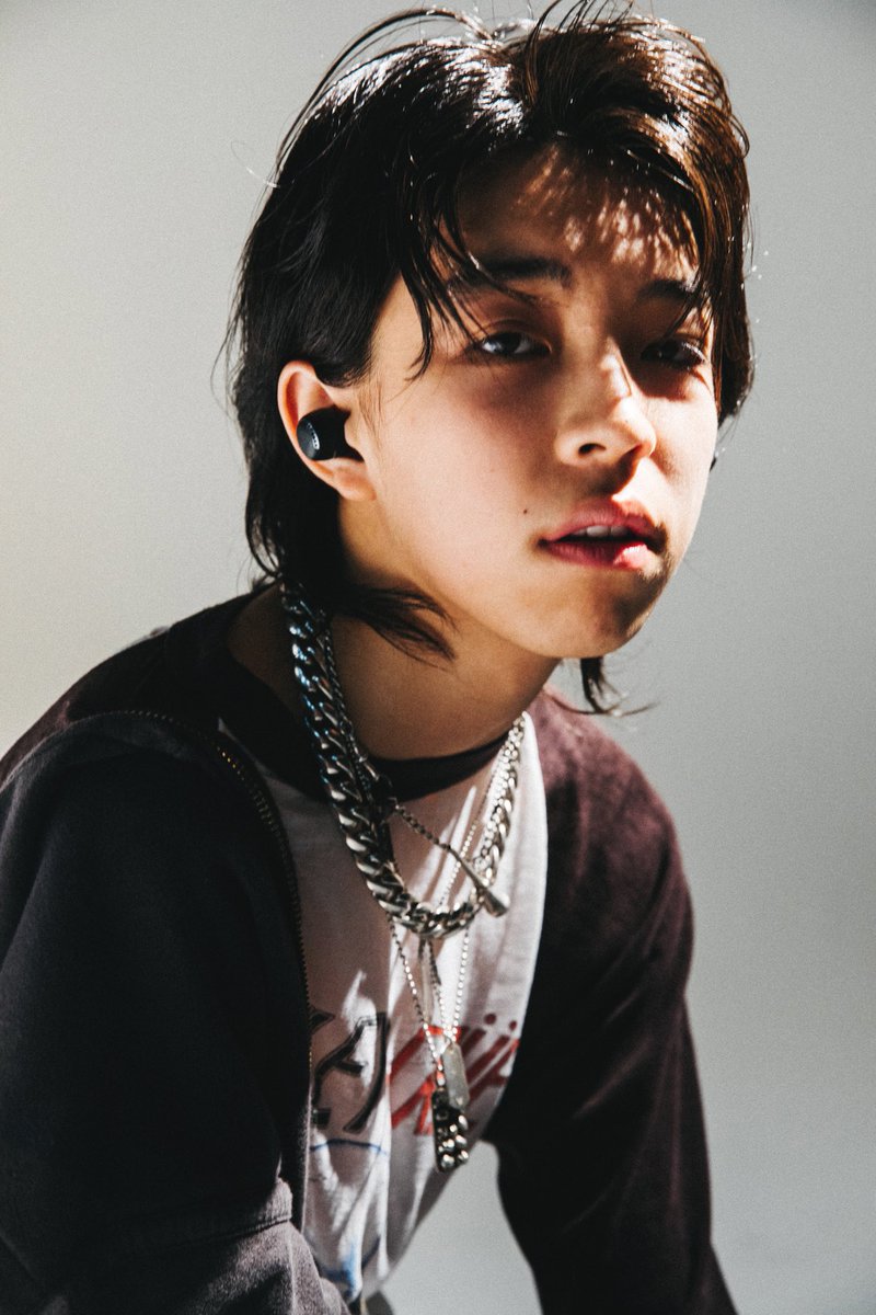 YOSHIは人気のシンガーソングライター