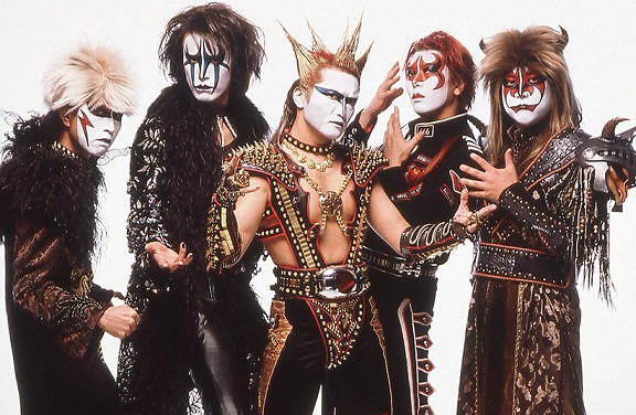 1982年、ヘヴィメタルバンド『聖飢魔Ⅱ』を結成