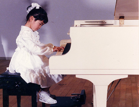6歳からピアノと作曲を学ぶ