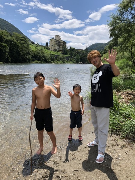 初の家族旅行を楽しむ酒井一圭さん親子