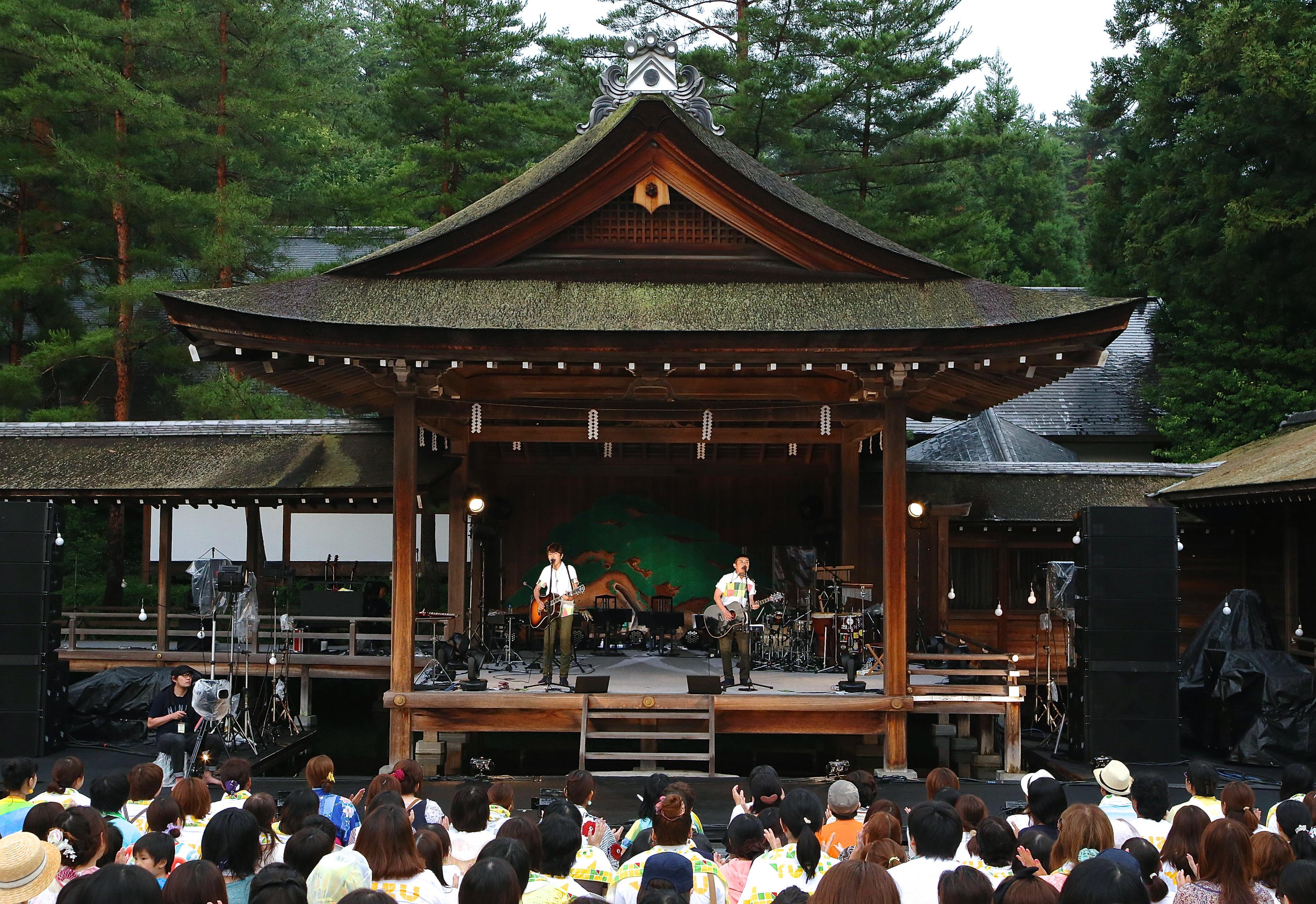 ゆずはも身曽岐神社でライブを行っている