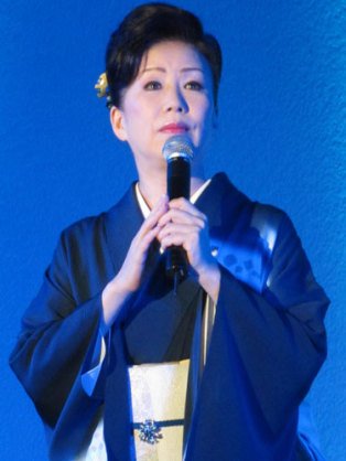 仁支川峰子は2001年に結婚するも2009年に離婚した