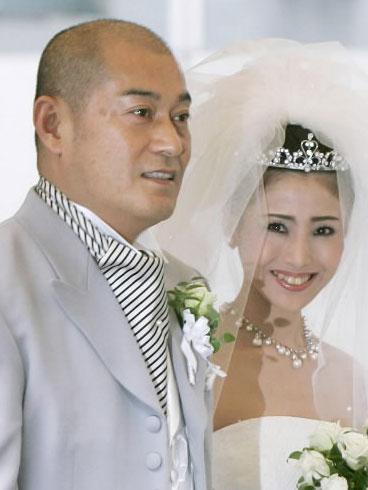 松平健は2005年に松本友里と再婚