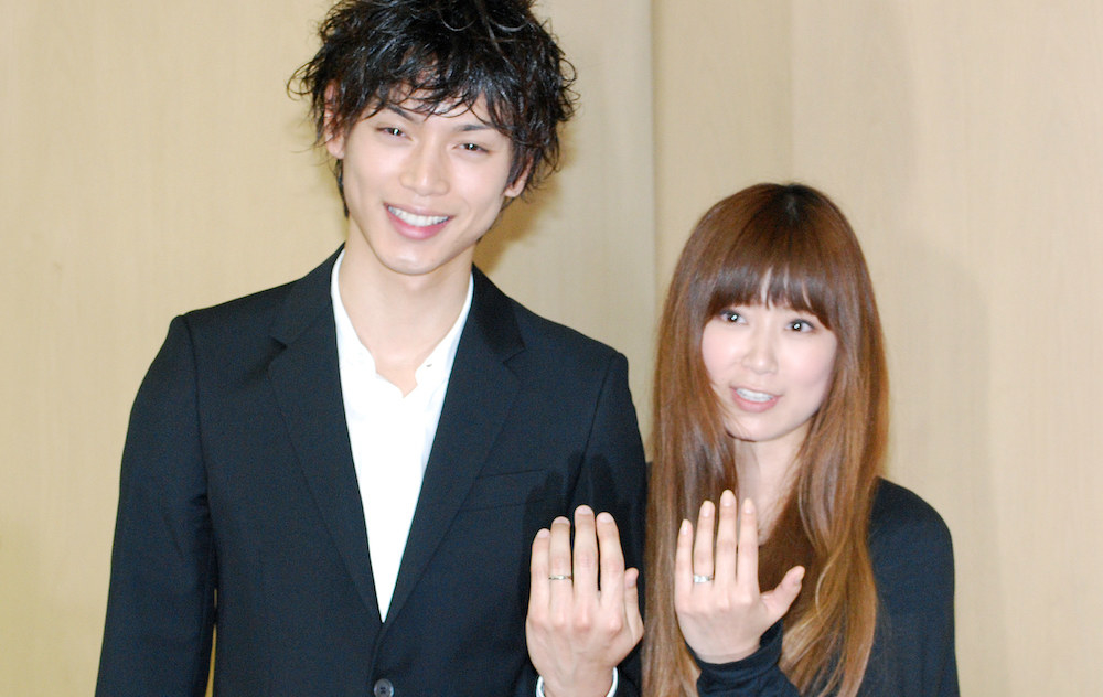 2009年2月、水嶋ヒロと結婚