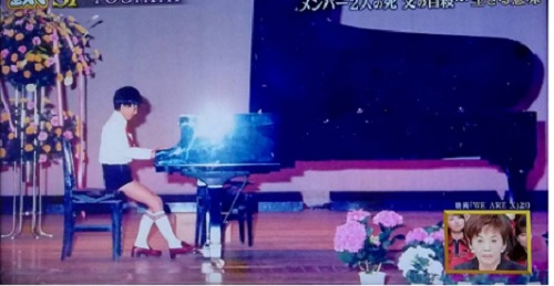 4歳からピアノを始め、9歳で作曲