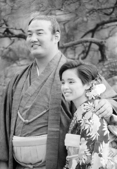 1985年、若嶋津六夫と結婚