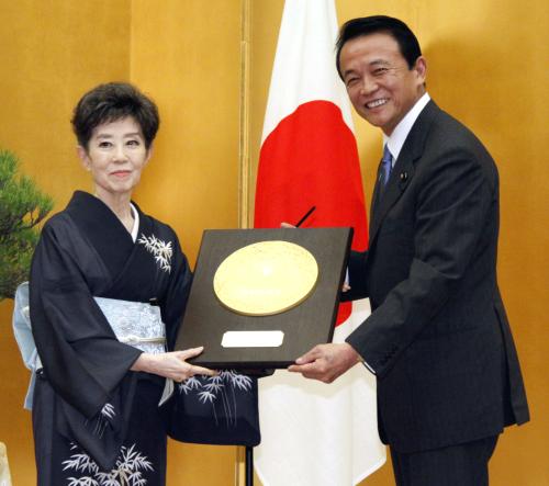 2009年7月、麻生首相（当時）から国民栄誉賞の楯を授与される森光子さん