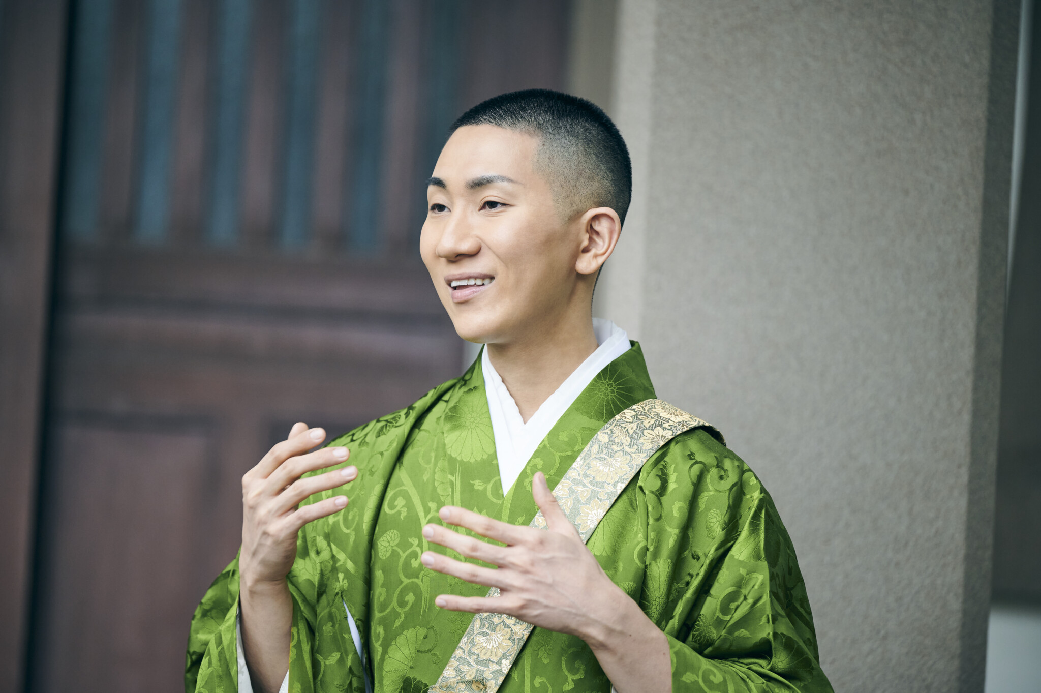 西村宏堂はハイヒールを履いた僧侶