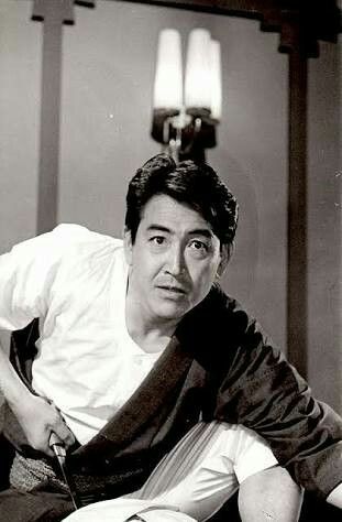 鶴田浩二は昭和を代表する二枚目俳優