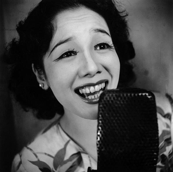 1934年、『恋のステップ』でレコードデビュー