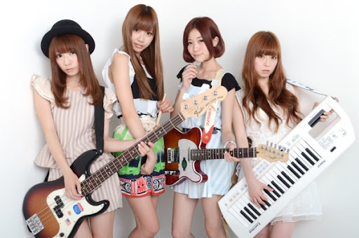 2010年、『SILENT SIREN』を結成